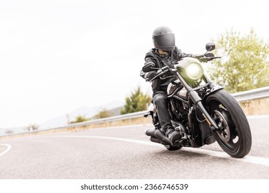 Toma de alto nivel de un hombre montando una motocicleta helicóptero en una carretera abierta