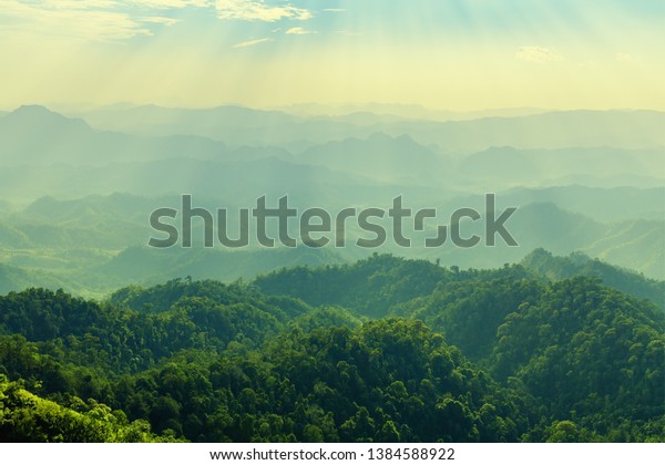 朝の高い山 美しい自然の風景 の写真素材 今すぐ編集