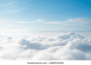 Vista de la alta naturaleza de las grandes nubes blancas sobre el fondo del cielo suave por la mañana, Vista de la nubosidad blanca en el avión.