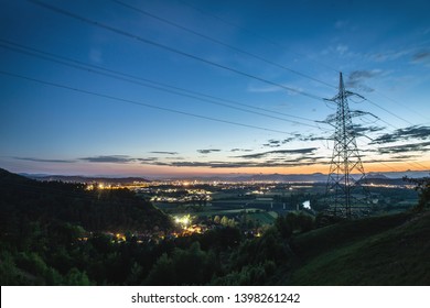 Hochleistungs-Stromnetz über der Skyline der Stadt