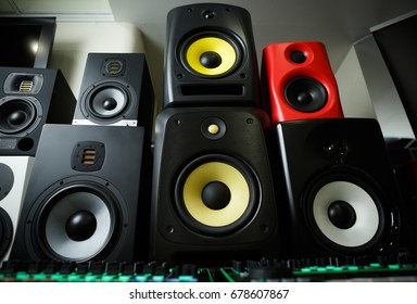 High Quality Loudspeakers In Dj Shop.Buy Hifi Musical System For Sound Recording Studio.Professional Hi-fi Cabinet Speaker Box On Sale.Audio Equipment For Record Studios