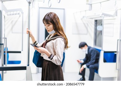 A High School Girl Wearing A Mask On The Train