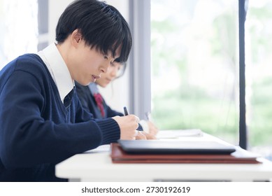 High school students taking notes in classrooms at schools, cram schools, and prep schools, actively engaged in lessons Images of university entrance exams and similar situations	