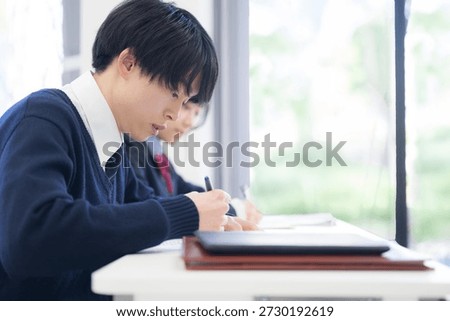 High school students taking notes in classrooms at schools, cram schools, and prep schools, actively engaged in lessons Images of university entrance exams and similar situations	