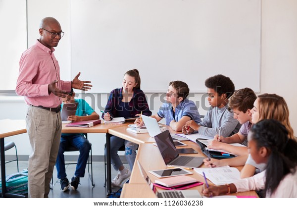 High School Lehrer Der Mit Schulern Stockfoto Jetzt Bearbeiten