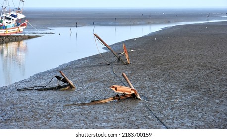 The High Tide Enters The Cloudy And Foggy Ganghwado Beach Tidal Flats. Fishing Boats That Have Not Sailed Are In The Afternoon Sun.