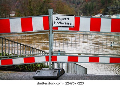 High water warning street sign in German language.  - Shutterstock ID 2249697223