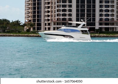 High-end Cabin Cruiser With Open Sedan Bridge.