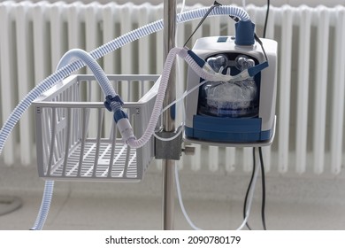High-flow oxygen device in ICU in hospital. High-flow oxygen therapy is non-invasive respiratory support for patients with covid-19 - Shutterstock ID 2090780179