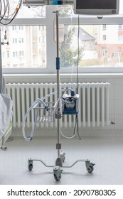 High-flow oxygen device in ICU in hospital. High-flow oxygen therapy is non-invasive respiratory support for patients with pneumonia caused by coronavirus covid-19. - Shutterstock ID 2090780305