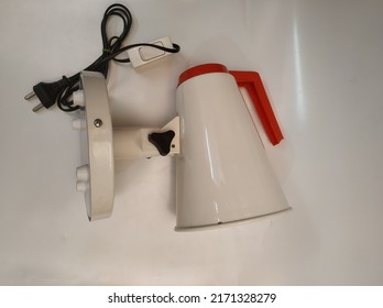  a high-power incandescent lamp operating at a lower filament temperature than a lamp used for illumination and yielding a large percentage of infrared radiation that is useful for heating purposes.