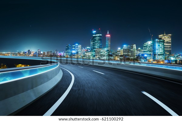 現代の都市の空の背景に高速道路 夜景 の写真素材 今すぐ編集