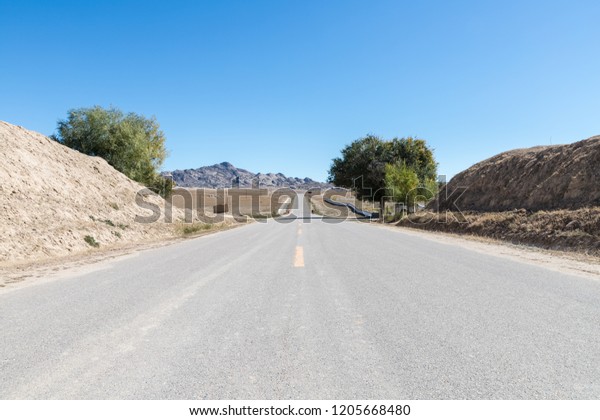 highway through\
the desolate village,\
xinjiang