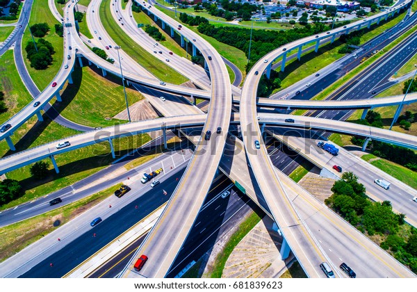 テキサス州オースティンのモパック高速道路と1号ハイウェイでの高速道路交通システムハイウェイインターチェンジ 夏時間緑道路インターステート の写真素材 今すぐ編集