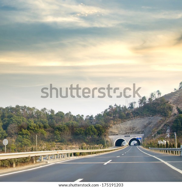 Highway\
Tunnel