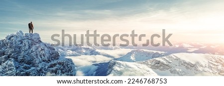 Hiker photographer in snowy mountains Foto stock © 