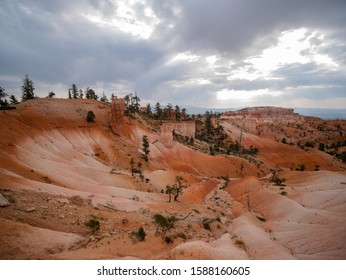 Hiking in the beautiful Queens Garden Trail of Bryce Canyon National Park at Utah