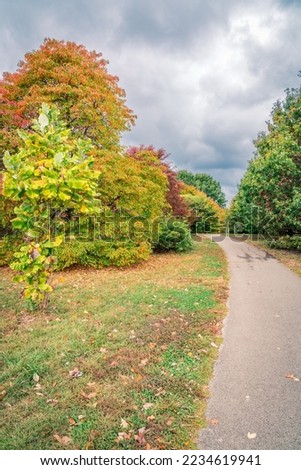Hiking trail in Arboretum in Lexington, Kentucky in fall
