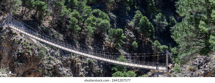 Ruta de senderismo al puente Colgante (Puente Colgante El Saltillo) sobre el río Almanchares, Sierra Tejeda, Andalucía, España