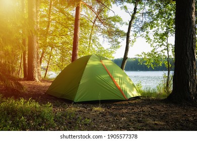 Senderismo estilo de vida de la vida de la pasión imagen de la tienda de campaña en el bosque. Campo forestal con vistas al lago.