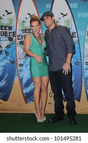 Hilary Duff And Mike Comrie  At The 2010 Teen Choice Awards - Press Room, Gibson Amphitheater, Universal City, CA. 08-08-10