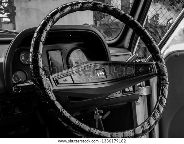 Hindustan Motors -\
Hindustan Ambassador - Steering Wheel [Chennai, Tamil Nadu, India -\
April 10, 2013]