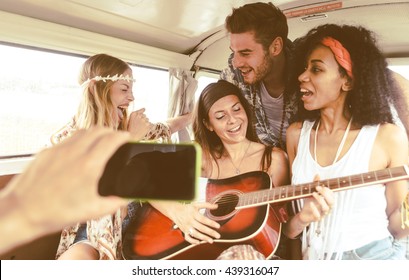 240 Girl guitar playing seat Images, Stock Photos & Vectors | Shutterstock