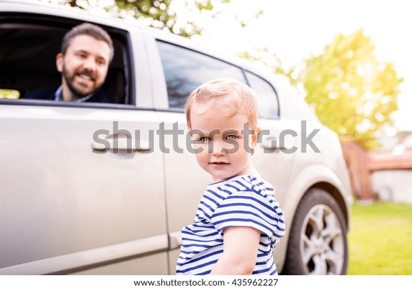 Hipster father\
in the car and his little\
daughter