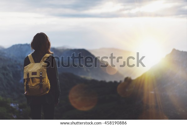 霧の多い山の頂上で夕日を楽しむバックパックを持つヒップスターの若い女の子 背景に旅行者がモックアップで見る スペインの国を旅して日の光を眺めるハイカー テキストをモックアップ ピコス ド ヨーロッパ の写真素材 今すぐ編集