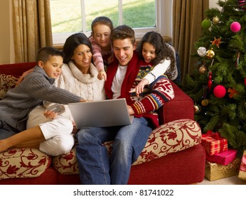 Hispanic Family Christmas Shopping Online