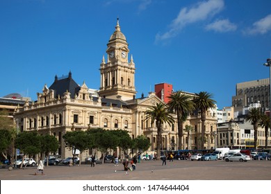 Historic City Hall in Cape Town with palm trees surrounding the main square and tourist souvenir market