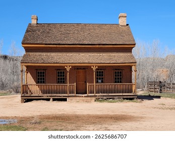 Histórica ciudad fantasma de Grafton cerca del Parque Nacional Zion, Utah, EE.UU. Edificios de madera abandonados, cementerios antiguos y un paisaje desértico evocan el espíritu del Viejo Oeste estadounidense.
