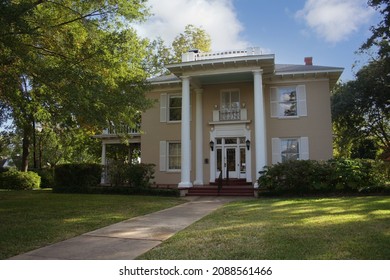 Historic Mansion In Rural Small Town East Texas