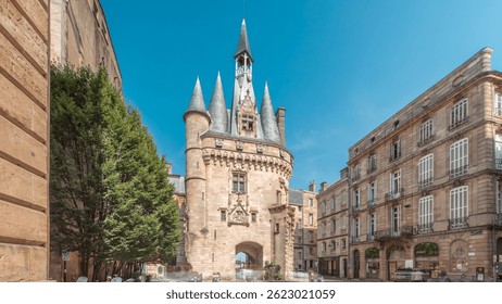 Hiperlapso de tiempo histórico de Porte Cailhau en Burdeos, Francia, con su arquitectura medieval y agujas. Escenas Urbanas muestran la puerta y un entorno vibrante con restaurantes y tiendas