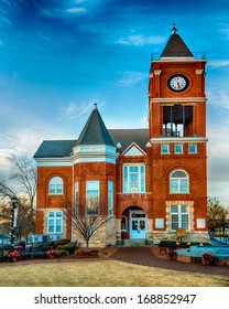 Historic Small Town Court House Building In Dallas, GA