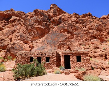 Imagenes Fotos De Stock Y Vectores Sobre Red Cabin Shutterstock