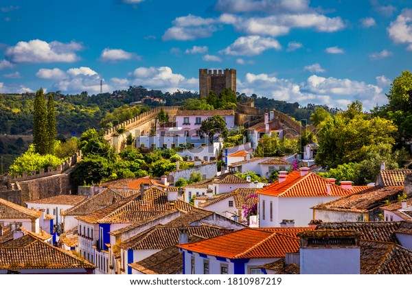 ポルトガルのリスボンの近くにある歴史的な壁の町 オビドス ポルトガル オビドス中世の町の美しい通り オビドスの中世の要塞の街並み ポルトガル の写真素材 今すぐ編集