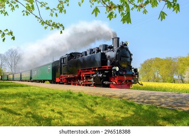 Historischer deutscher Dampfzug im Frühjahr, Rugen, Deutschland