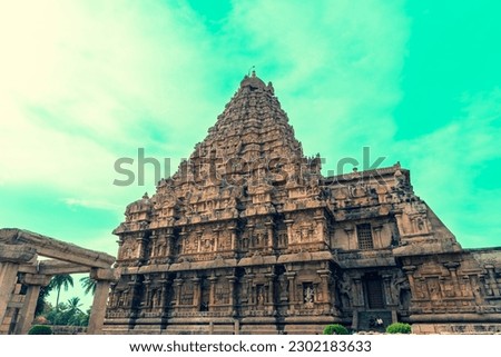 historical photo hindu architecture temple tower ancient Chola dynasty landmark building UNESCO site intricate gods statues granite sandstone tourism india tamilnadu tanjore Gangai Konda Cholapuram