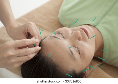 Hit the acupuncture in the face of woman