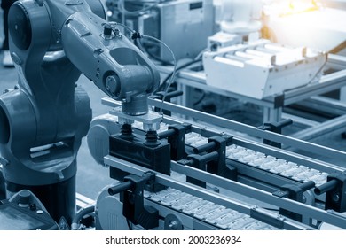 Die hochtechnologische Materialbearbeitung durch Robotersystem. Der automatische pneumatische Roboterarm, der die Containerbox in der Produktionslinie pflückt. 