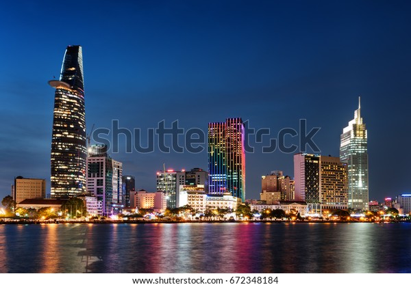 ホーチミン市の高層ビルとサイゴン川 都心の高層ビルやその他の近代的な建物から見た 素晴らしい色鮮やかな夜景 ホーチミン市はベトナムの人気の観光地です の写真素材 今すぐ編集