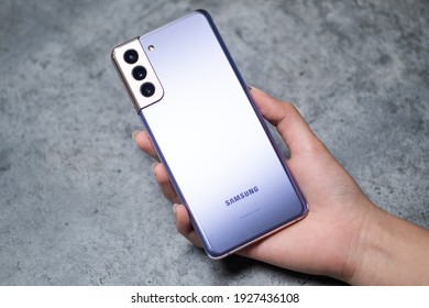 HO CHI MINH CITY, VIETNAM - February 27, 2021: Review Samsung Galaxy S21 Ultra