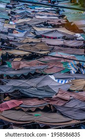 Ho Chi Minh City, Vietnam - 17 April 2021: An Old Apartment Which Is Called Chung Cu Ngo Gia Tu In District 10, Sai Gon, Vietnam, Below Traditional Market And Many Old Umbrellas.