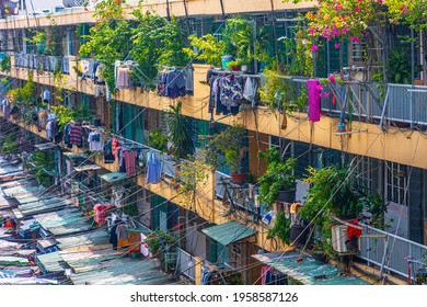 Ho Chi Minh City, Vietnam - 17 April 2021: An Old Apartment Which Is Called Chung Cu Ngo Gia Tu In District 10, Sai Gon, Vietnam, Below Traditional Market And Many Old Umbrellas.