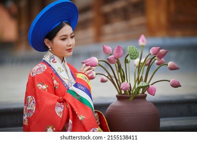 Ho Chi Minh City, Vietnam: Vietnamese girls wear ancient costumes to go to pagodas