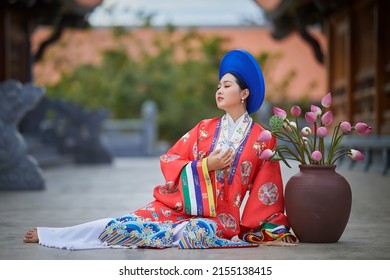 Ho Chi Minh City, Vietnam: Vietnamese girls wear ancient costumes to go to pagodas