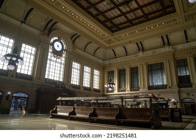 Hoboken, NJ - USA - Sept 3, 2022: Landscape View Of The Interior Of The Historic Hoboken Terminal.  Built In 1907, It Is A Major Transit Hub, Connecting Rail, Light Rail, Bus And Ferries