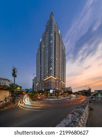 HOCHIMINH CITY, VIETNAM - JANUARY 19, 2022: Blue Hour In District 4, Novaland Residential Building Lights Up In The Late Afternoon, With A Beautiful Sunset Sky. The Car Runs Forming A Long Line Of Lig