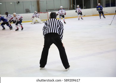 hockey referee control the ice hockey match